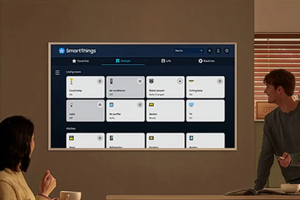Para w salonie patrzy na interfejs aplikacji SmartThings w telewizorze Samsung The Frame.