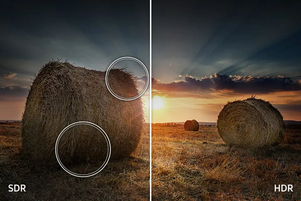 Obraz pokazuje zachód słońca nad stosem siana w standardzie SDR (Standard Dynamic Range) oraz HDR (High Dynamic Range)