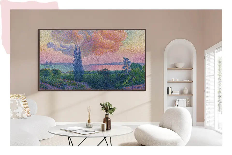 W jasnym salonie wisi Samsung The Frame z impresjonistycznym obrazem.