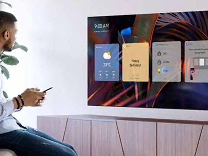 664x498 daily plus Mężczyzna przed ekranem The Frame Pro ustawia widgety Daily+