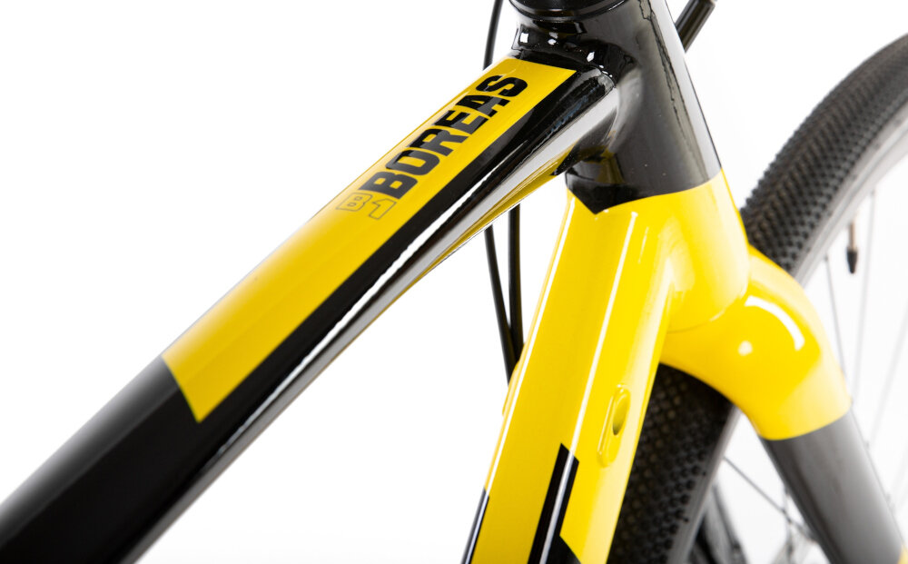 Rower gravel ROMET Boreas 1 U22 28 cali Czarno-żółty zbliżenie na ramę komfort jazdy odpowiednia kontrola nad rowerem 22-calowa aluminiowa rama rower waży zaledwie 10,6 kg odporność na korozję odporne na korozję wybór rozmiaru ramy Twój wzrost mierzony w zrelaksowanej pozycji typ roweru