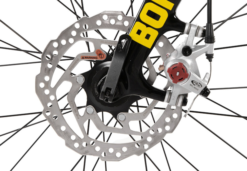 Rower gravel ROMET Boreas 1 U22 28 cali Czarno-żółty zbliżenie na tarczę hamulcową podstawa bezpieczeństwa hamulce tarczowe mechaniczne bardzo duża siła hamowania nie mają wpływu zabrudzenia ani deszcz hamulce z przodu i z tyłu podwójny pakiet bezpieczeństwa