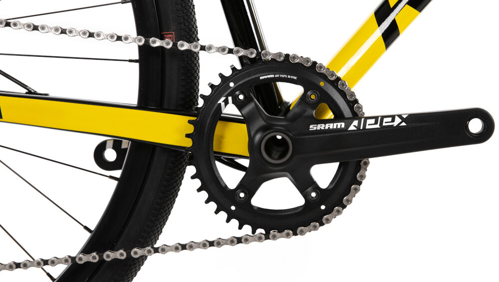 Rower gravel ROMET Boreas 1 U22 28 cali Czarno-żółty zbliżenie na korbę i kasetę do wszechstronnej jazdy terenowej i sportowej kaseta SRAM typu CS PG1030 11-32T 10 speed korba SRAM typu Apex 40T 170/175 mm płynna zmiana przełożeń łatwe dopasowanie siły pedałowania do warunków terenu