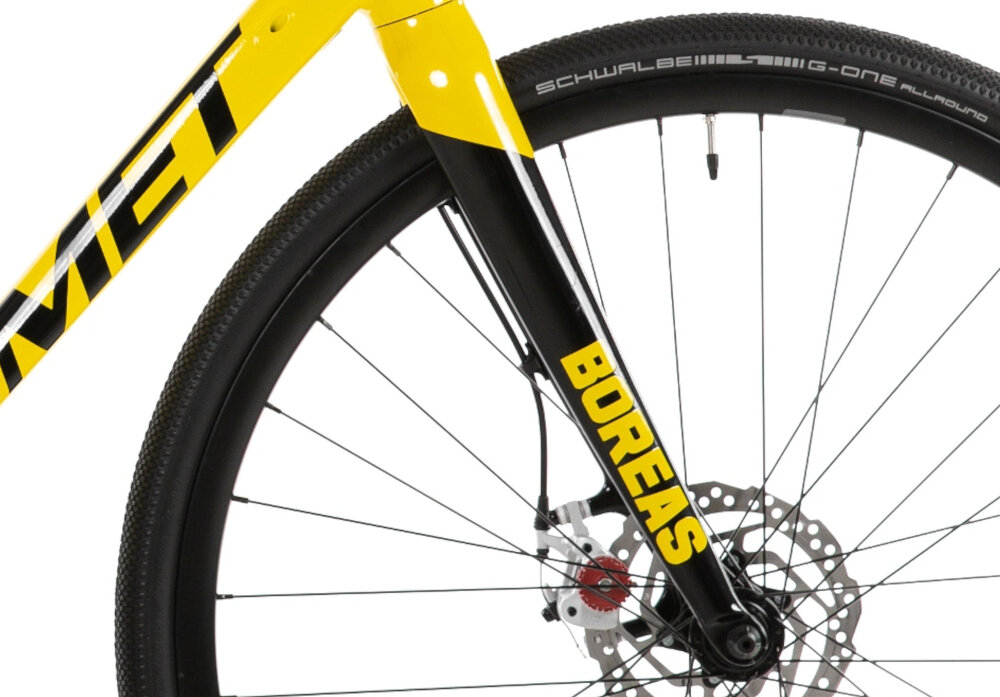 Rower gravel ROMET Boreas 1 U22 28 cali Czarno-żółty zbliżenie na widelec widok z boku widelec Carbon tapered skutecznie tłumi drgania komfort jazdy jest wyraźnie wyższy włókno węglowe lepsza precyzja prowadzenia większa kontrola szybsza reakcja