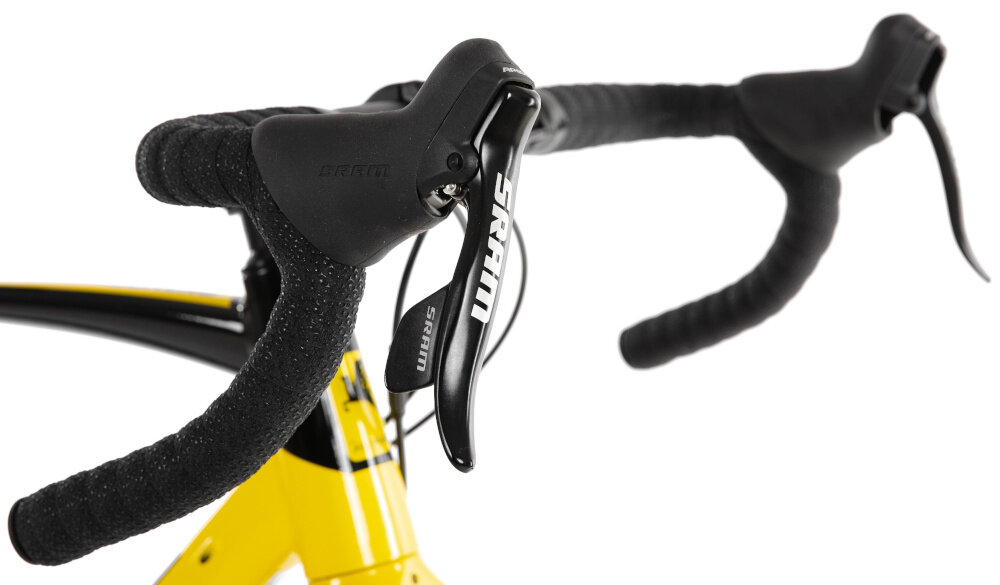 Rower gravel ROMET Boreas 1 U22 28 cali Czarno-żółty kierownica na białym tle widoczna z boku aluminiowa kierownica ROMET DR-AL 199BT FOV o szerokości 440 / 420 mm stabilne i przewidywalne prowadzenie z aluminium dokładne przenoszenie ruchów rąk na przednie koło kontrola toru jazdy