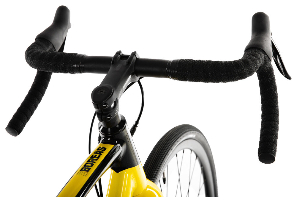Rower gravel ROMET Boreas 1 U22 28 cali Czarno-żółty kierownica na białym tle widoczna z od tyłu stery ROMET precyzyjne prowadzenie wysoka trwałość antypoślizgowe uchwyty dwa rodzaje uchwytów