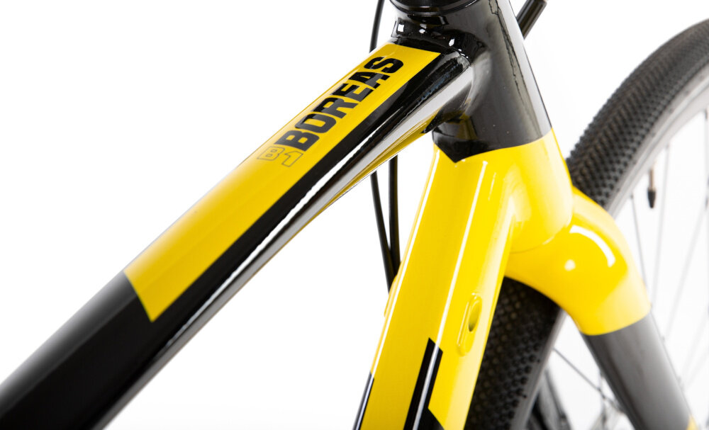 Rower gravel ROMET Boreas 1 U21 28 cali Czarno-żółty 2025 zbliżenie na ramę widok z góry komfort jazdy odpowiednia kontrola nad rowerem 21-calowa aluminiowa rama rower lekki zwinny łatwo go podnieść odporność na korozję wybór rozmiaru ramy Twój wzrost mierzony w zrelaksowanej pozycji typ roweru