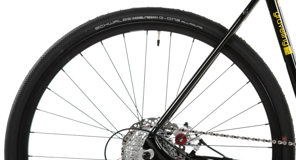 Rower gravel ROMET Boreas 1 U21 28 cali Czarno-żółty 2025 zbliżenie na koło rozmiar koła 28 cali szybkie rozpędzenie się bardzo cienkie i gładkie opony marki SCHWALBE aluminiowe obręcze stabilne trzymanie opony sprzęt do wyczynowego kolarstwa szybkiego regularne sprawdzanie ciśnienia powietrza wartość na bocznej części opony