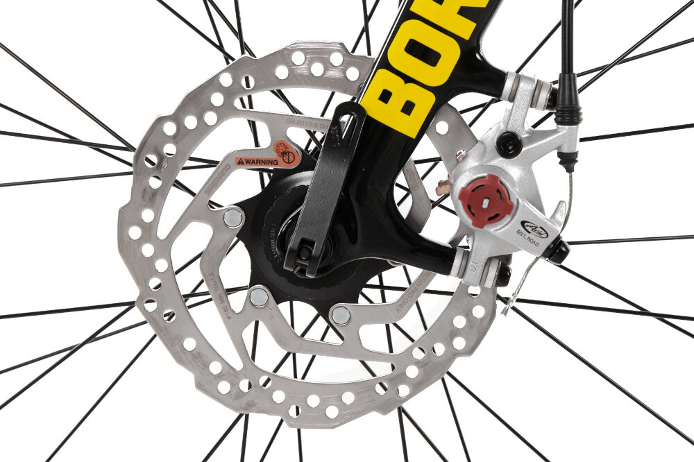 Rower gravel ROMET Boreas 1 U21 28 cali Czarno-żółty 2025 zbliżenie na hamulec podstawa bezpieczeństwa hamulce tarczowe mechaniczne bardzo duża siła hamowania hamulce z przodu i z tyłu podwójny pakiet bezpieczeństwa