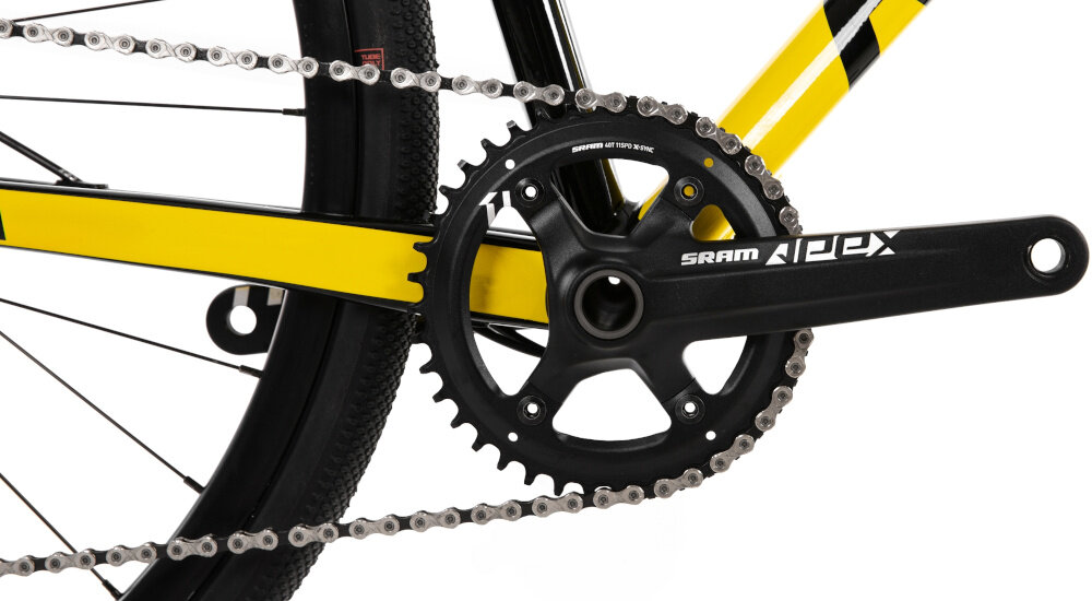 Rower gravel ROMET Boreas 1 U21 28 cali Czarno-żółty 2025 zbliżenie na korbę i kasetę lekka i wydajna konstrukcja korby SRAM typu Apex 40T 170/175 mm kaseta SRAM typu CS PG1030 11-32T 10 speed rower jest solidny i wytrzyma obciążenie wytrzyma bardzo duży nacisk na pedały