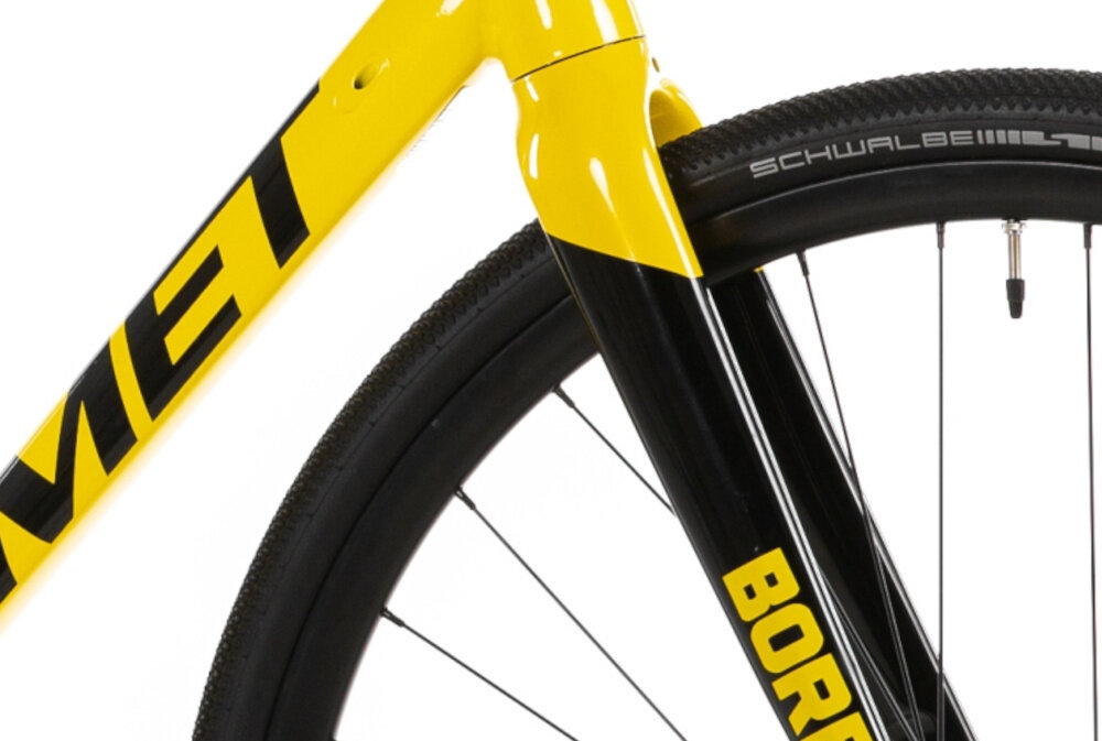 Rower gravel ROMET Boreas 1 U21 28 cali Czarno-żółty 2025 zbliżenie na widelec widelec z włókna węglowego o konstrukcji tapered podnosi komfort i jakość jazdy zwężona rura sterowa sztywność i stabilność prowadzenia tłumi drobne drgania z nawierzchni ułatwia przyspieszanie i ogranicza zmęczenie ramion
