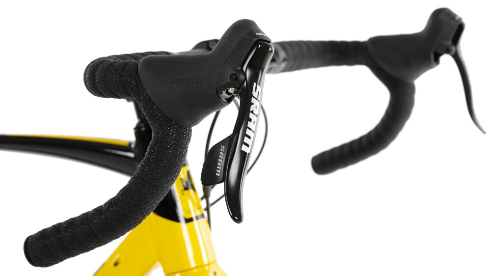 Rower gravel ROMET Boreas 1 U21 28 cali Czarno-żółty 2025 zbliżenie na kierownicę zdjęcie na białym tle aluminiowa kierownica aluminiowy wspornik ROMET lekkość trwałość sportowy charakter antypoślizgowy materiał