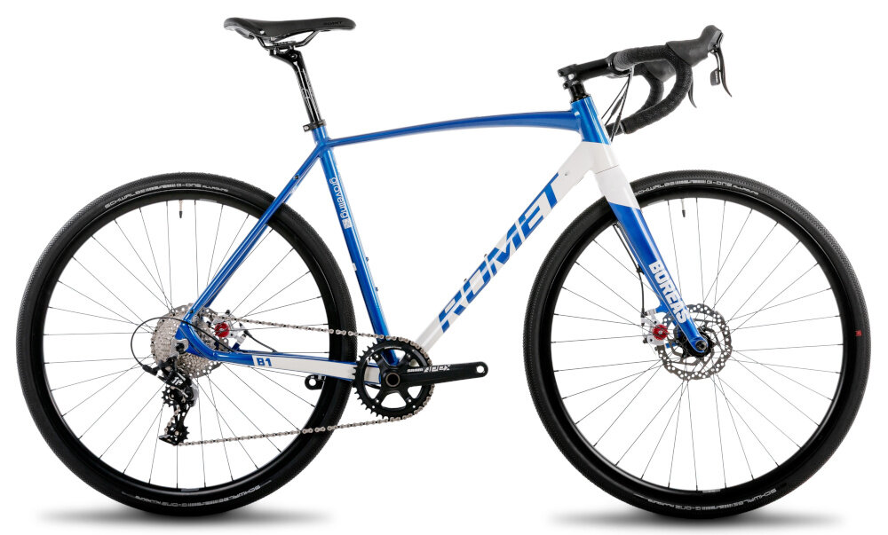 Rower gravel ROMET Boreas 1 U21 28 cali Biało-niebieski rower na białym tle widoczny z boku rower wyścigowy do jazdy wyczynowej wysokie prędkości maksymalne zmniejszenie oporu powietrza pozbawiony jest wszelkich „zbędnych” elementów