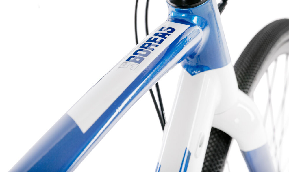 Rower gravel ROMET Boreas 1 U21 28 cali Biało-niebieski zbliżenie na ramę komfort jazdy odpowiednia kontrola nad rowerem 21-calowa aluminiowa rama rower waży zaledwie 10,6 kg odporność na korozję odporne na korozję wybór rozmiaru ramy Twój wzrost mierzony w zrelaksowanej pozycji typ roweru