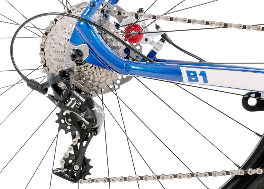 Rower gravel ROMET Boreas 1 U21 28 cali Biało-niebieski zbliżenie na przerzutkę manetki marki SRAM typu Apex 11 biegów tylna przerzutka marki SRAM model Apex duża wytrzymałość sprawne działanie zmiana biegów jest płynna i bezproblemowa