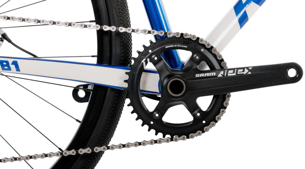 Rower gravel ROMET Boreas 1 U21 28 cali Biało-niebieski zbliżenie na korbę i kasetę do wszechstronnej jazdy terenowej i sportowej kaseta SRAM typu CS PG1030 11-32T 10 speed korba SRAM typu Apex 40T 170/175 mm płynna zmiana przełożeń łatwe dopasowanie siły pedałowania do warunków terenu