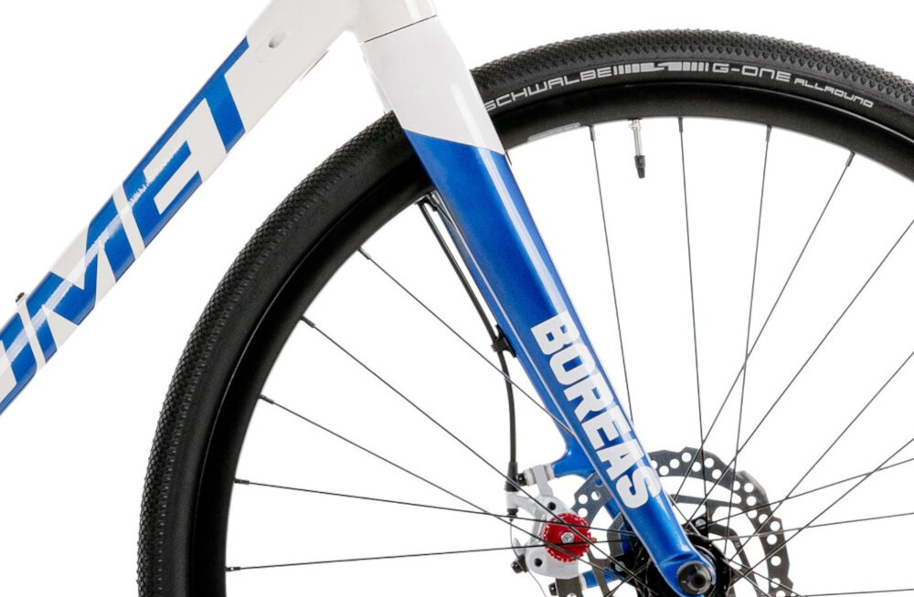 Rower gravel ROMET Boreas 1 U21 28 cali Biało-niebieski zbliżenie na widelec widok z boku widelec Carbon tapered skutecznie tłumi drgania komfort jazdy jest wyraźnie wyższy włókno węglowe lepsza precyzja prowadzenia większa kontrola szybsza reakcja