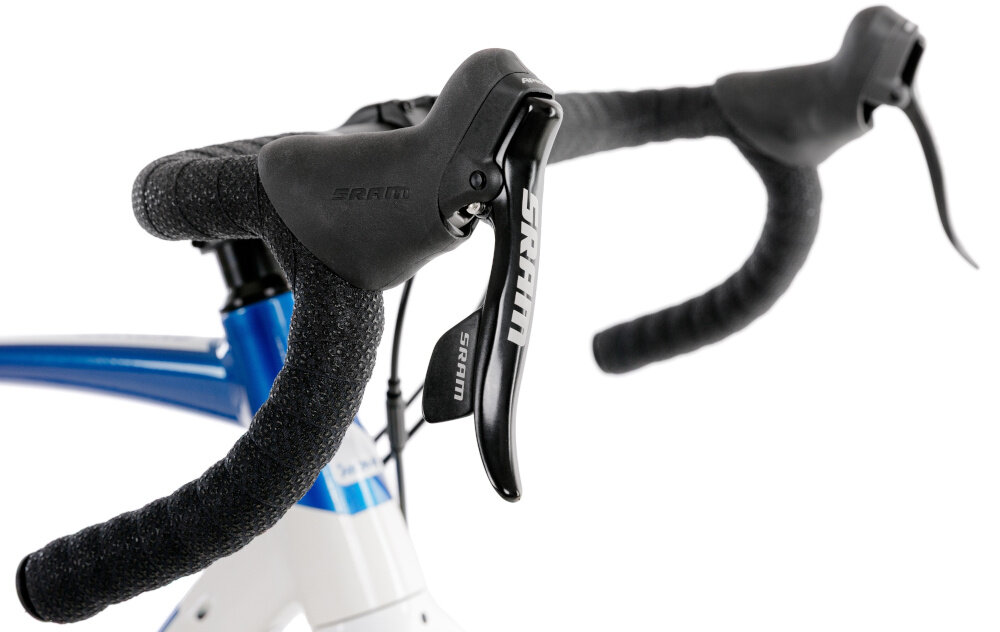 Rower gravel ROMET Boreas 1 U21 28 cali Biało-niebieski kierownica na białym tle widoczna z boku aluminiowa kierownica ROMET DR-AL 199BT FOV o szerokości 440 / 420 mm stabilne i przewidywalne prowadzenie z aluminium dokładne przenoszenie ruchów rąk na przednie koło kontrola toru jazdy