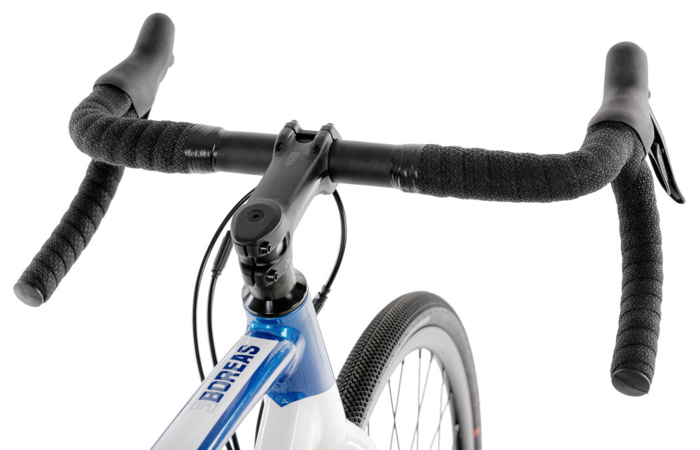 Rower gravel ROMET Boreas 1 U21 28 cali Biało-niebieski kierownica na białym tle widoczna z od tyłu stery ROMET precyzyjne prowadzenie wysoka trwałość antypoślizgowe uchwyty dwa rodzaje uchwytów