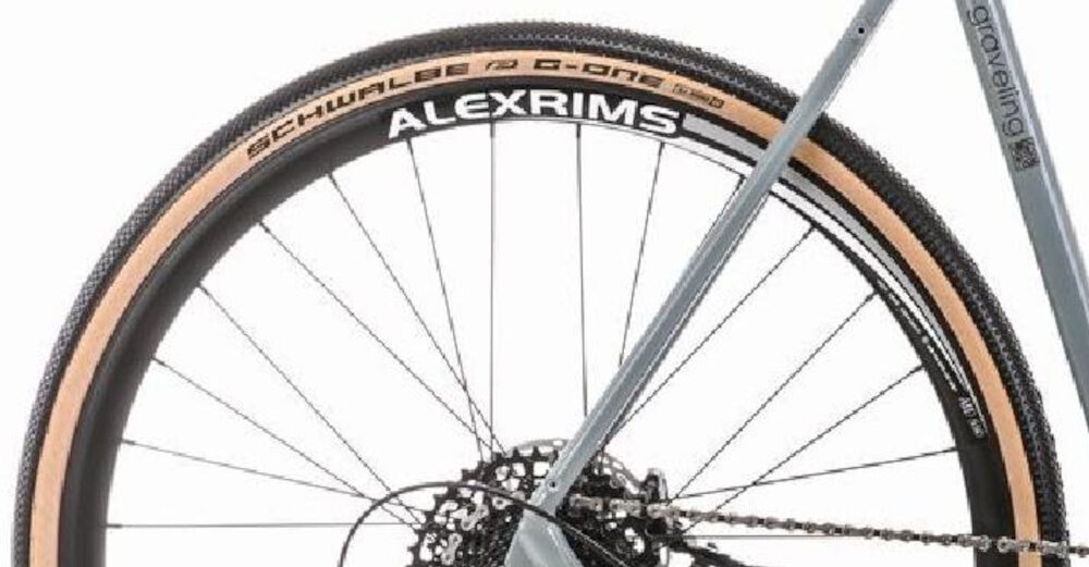 Rower gravel ROMET Boreas 2 U23 28 cali Oliwkowy 2024 zbliżenie na koło rozmiar koła 28 cali szybkie rozpędzenie się bardzo cienkie i gładkie opony marki SCHWALBE aluminiowe obręcze stabilne trzymanie opony sprzęt do wyczynowego kolarstwa szybkiego regularne sprawdzanie ciśnienia powietrza wartość na bocznej części opony