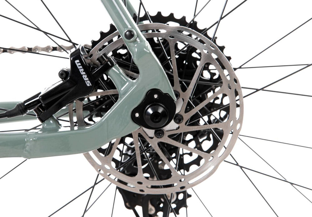 Rower gravel ROMET Boreas 2 U22 28 cali Oliwkowy 2024 zbliżenie na hamulec podstawa bezpieczeństwa hamulce tarczowe hydrauliczne duża siła hamowania do użytku w każdych warunkach pogodowych i na każdej trasie płyn hamulcowy hamulce z przodu i z tyłu podwójny pakiet bezpieczeństwa
