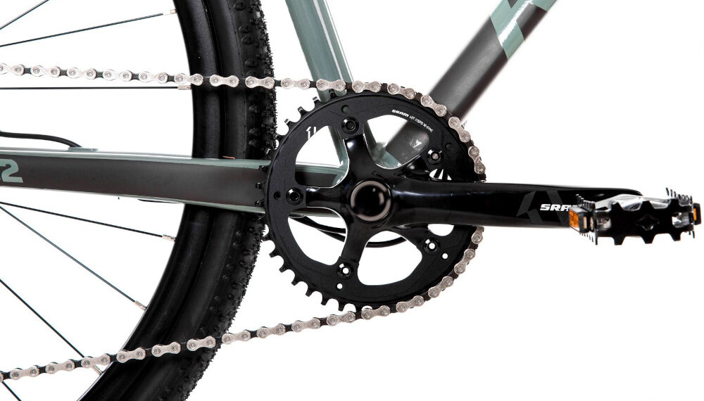 Rower gravel ROMET Boreas 2 U22 28 cali Oliwkowy 2024 zbliżenie na korbę i kasetę lekka i wydajna konstrukcja korby SRAM typu FC-S350 40T 170 x 172.5 mm kaseta SRAM typu CS-PG1130 11-42T 11 biegówrower jest solidny i wytrzyma obciążenie wytrzyma bardzo duży nacisk na pedały