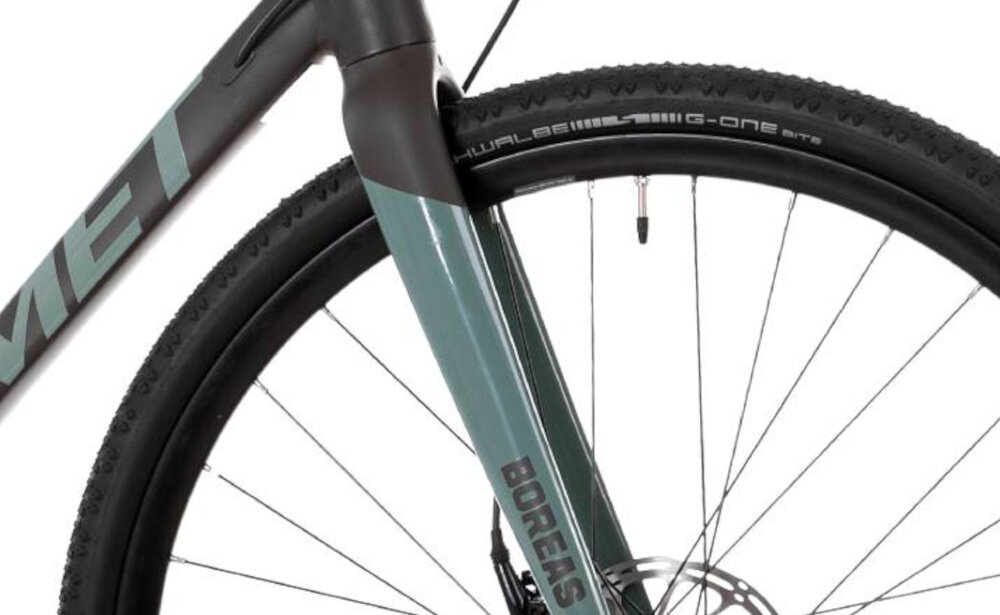 Rower gravel ROMET Boreas 2 U22 28 cali Oliwkowy 2024 zbliżenie na widelec widelec z włókna węglowego o konstrukcji tapered podnosi komfort i jakość jazdy zwężona rura sterowa sztywność i stabilność prowadzenia tłumi drobne drgania z nawierzchni ułatwia przyspieszanie i ogranicza zmęczenie ramion
