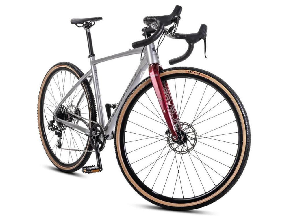 Rower gravel ROMET Boreas 2 U22 28 cali Jasnografitowo-bordowy 2024 rower widoczny od przodu pod skosem pasja hobby aktywność jazda rowerem