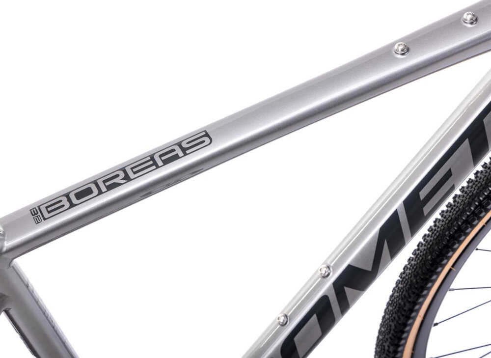 Rower gravel ROMET Boreas 2 U22 28 cali Jasnografitowo-bordowy 2024 zbliżenie na ramę widok z góry komfort jazdy odpowiednia kontrola nad rowerem 22-calowa aluminiowa rama rower lekki zwinny łatwo go podnieść odporność na korozję wybór rozmiaru ramy Twój wzrost mierzony w zrelaksowanej pozycji typ roweru