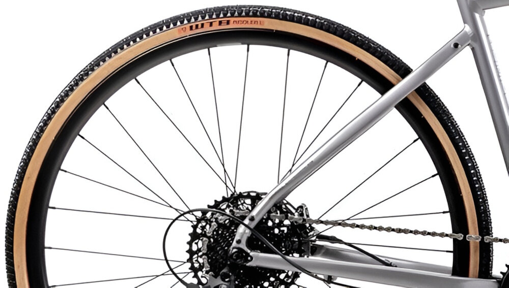 Rower gravel ROMET Boreas 2 U22 28 cali Jasnografitowo-bordowy 2024 zbliżenie na koło rozmiar koła 28 cali szybkie rozpędzenie się bardzo cienkie i gładkie opony marki SCHWALBE aluminiowe obręcze stabilne trzymanie opony sprzęt do wyczynowego kolarstwa szybkiego regularne sprawdzanie ciśnienia powietrza wartość na bocznej części opony