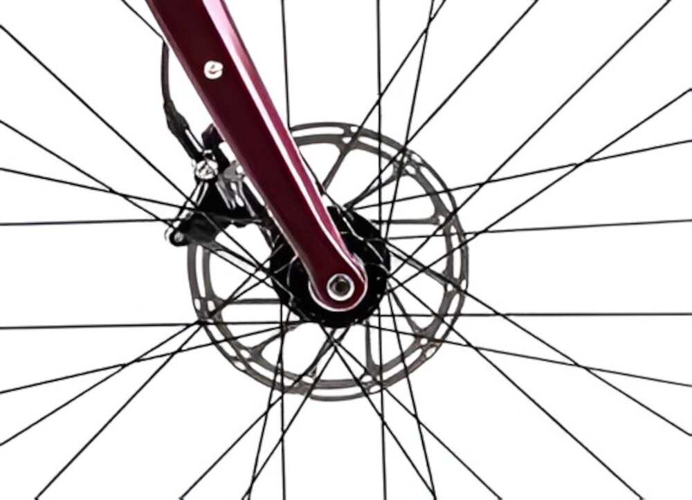 Rower gravel ROMET Boreas 2 U22 28 cali Jasnografitowo-bordowy 2024 zbliżenie na hamulec podstawa bezpieczeństwa hamulce tarczowe hydrauliczne bardzo duża siła hamowania sprawdzają się w każdych warunkach pogodowych i na każdej trasie płyn hamulcowy hamulce z przodu i z tyłu podwójny pakiet bezpieczeństwa
