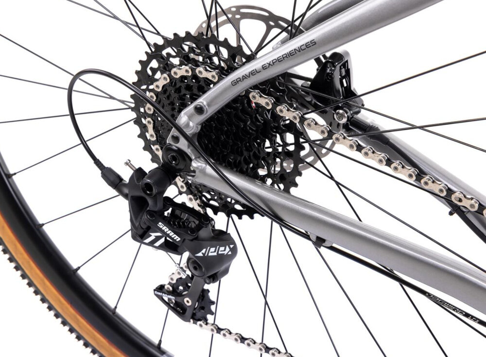 Rower gravel ROMET Boreas 2 U22 28 cali Jasnografitowo-bordowy 2024 zbliżenie na tylną przerzutkę 11 przełożeń przerzutki marki SRAM typu Apex duża wytrzymałość sprawne działanie zmiana biegów jest płynna i bezproblemowa