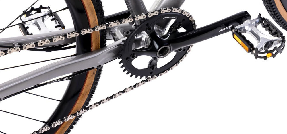 Rower gravel ROMET Boreas 2 U22 28 cali Jasnografitowo-bordowy 2024 zbliżenie na korbę i kasetę lekka i wydajna konstrukcja korby SRAM typu FC-S350 40T 170 x 175 mm kaseta SRAM typu CS PG1130 11-42T rower jest solidny i wytrzyma obciążenie wytrzyma bardzo duży nacisk na pedały