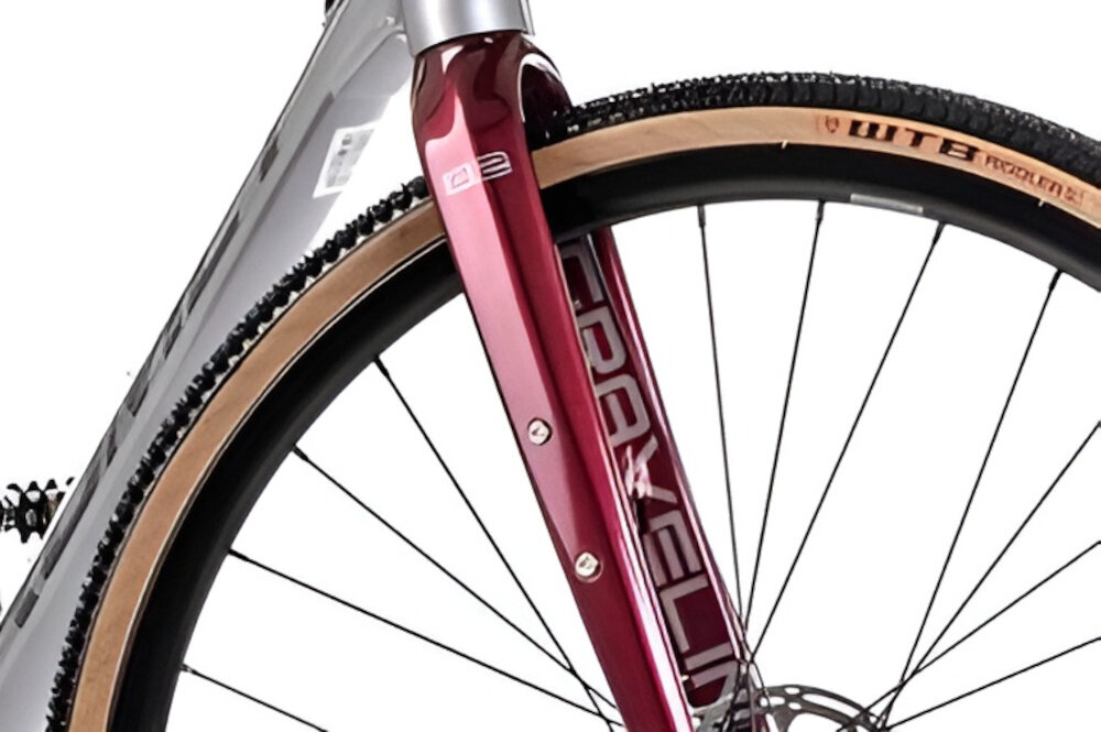 Rower gravel ROMET Boreas 2 U22 28 cali Jasnografitowo-bordowy 2024 zbliżenie na widelec widelec z włókna węglowego o konstrukcji tapered podnosi komfort i jakość jazdy zwężona rura sterowa sztywność i stabilność prowadzenia tłumi drobne drgania z nawierzchni ułatwia przyspieszanie i ogranicza zmęczenie ramion