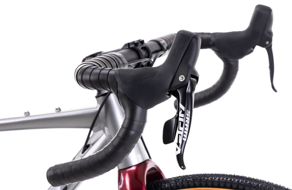 Rower gravel ROMET Boreas 2 U22 28 cali Jasnografitowo-bordowy 2024 zbliżenie na kierownicę zdjęcie na białym tle aluminiowa kierownica aluminiowy wspornik ROMET lekkość trwałość sportowy charakter antypoślizgowy materiał