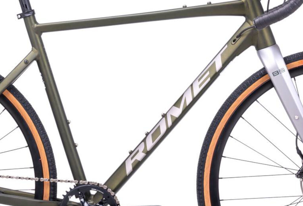 Rower gravel ROMET Boreas 2 U21 28 cali Zielono-grafitowy 2024 zbliżenie na ramę widok z góry komfort jazdy odpowiednia kontrola nad rowerem 21-calowa aluminiowa rama rower lekki zwinny łatwo go podnieść odporność na korozję wybór rozmiaru ramy Twój wzrost mierzony w zrelaksowanej pozycji typ roweru