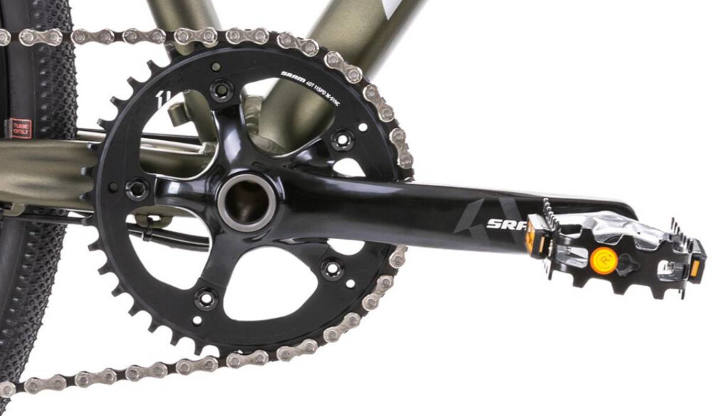 Rower gravel ROMET Boreas 2 U21 28 cali Zielono-grafitowy 2024 zbliżenie na korbę i kasetę lekka i wydajna konstrukcja korby SRAM typu FC-S350 40T 170 x 172.5 mm kaseta SRAM typu CS-PG1130 11-42T 11 biegówrower jest solidny i wytrzyma obciążenie wytrzyma bardzo duży nacisk na pedały