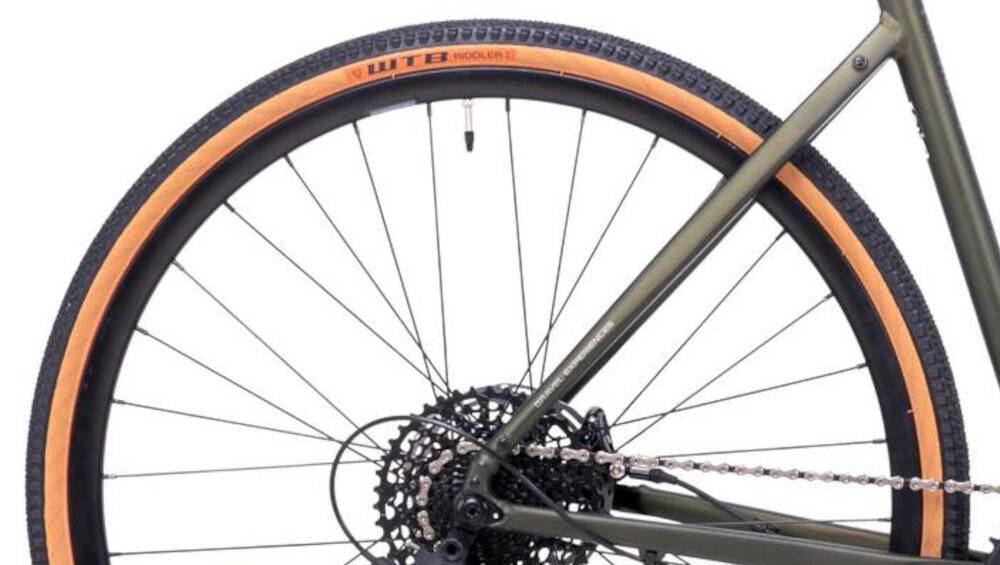 Rower gravel ROMET Boreas 2 U20 28 cali Zielono-grafitowy 2024 zbliżenie na koło rozmiar koła 28 cali szybkie rozpędzenie się bardzo cienkie i gładkie opony marki SCHWALBE aluminiowe obręcze stabilne trzymanie opony sprzęt do wyczynowego kolarstwa szybkiego regularne sprawdzanie ciśnienia powietrza wartość na bocznej części opony