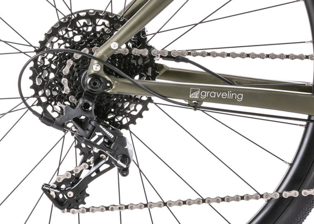Rower gravel ROMET Boreas 2 U20 28 cali Zielono-grafitowy 2024 zbliżenie na tylną przerzutkę 11 przełożeń przerzutki marki SRAM typu Apex duża wytrzymałość sprawne działanie zmiana biegów jest płynna i bezproblemowa
