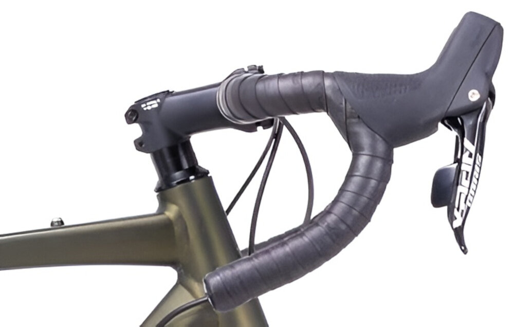 Rower gravel ROMET Boreas 2 U20 28 cali Zielono-grafitowy 2024 zbliżenie na kierownicę zdjęcie na białym tle aluminiowa kierownica aluminiowy wspornik ROMET lekkość trwałość sportowy charakter antypoślizgowy materiał