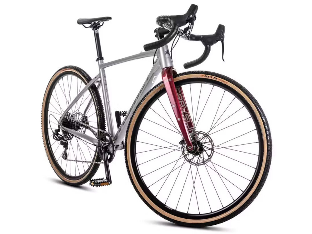 Rower gravel ROMET Boreas 2 U21 28 cali Jasnografitowo-bordowy 2024 rower na białym tle widoczny od przodu pod skosem środek codziennego relaks pasja uniwersalność