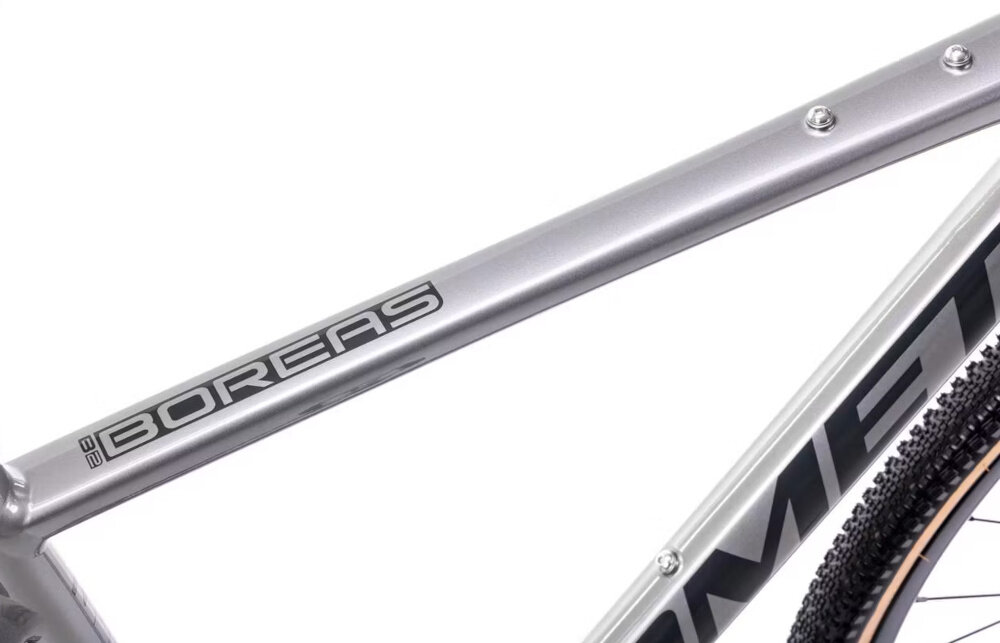 Rower gravel ROMET Boreas 2 U18 28 cali Jasnografitowo-bordowy 2024 zbliżenie na ramę komfort jazdy odpowiednia kontrola nad rowerem 18-calowa aluminiowa rama rower waży zaledwie 10,4 kg odporność na korozję odporne na korozję wybór rozmiaru ramy Twój wzrost mierzony w zrelaksowanej pozycji typ roweru