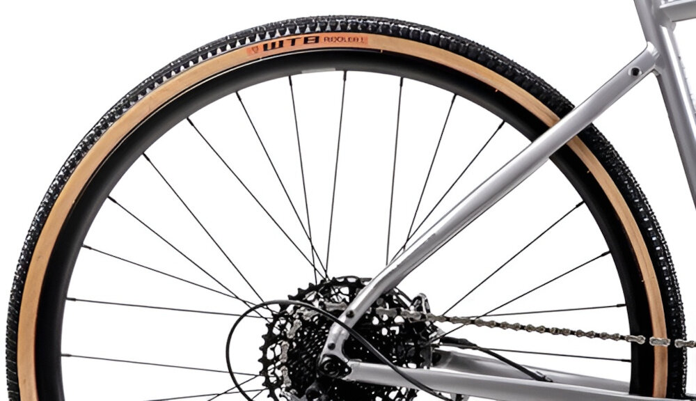 Rower gravel ROMET Boreas 2 U18 28 cali Jasnografitowo-bordowy 2024 zbliżenie na tylną oponę rozmiar koła 28 cali opony SCHWALBE bardzo dobra przyczepność trwałość komfort jazdy aluminiowe obręcze Ryde DP19 stabilne trzymanie opony sprzęt do wyczynowego kolarstwa szybkiego regularne sprawdzanie ciśnienia powietrza wartość na bocznej części opony