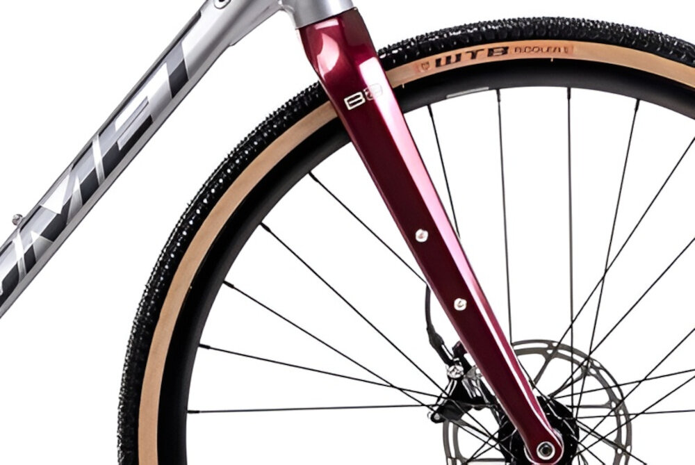 Rower gravel ROMET Boreas 2 U18 28 cali Jasnografitowo-bordowy 2024 zbliżenie na widelec widok z boku widelec Carbon tapered skutecznie tłumi drgania komfort jazdy jest wyraźnie wyższy włókno węglowe lepsza precyzja prowadzenia większa kontrola szybsza reakcja