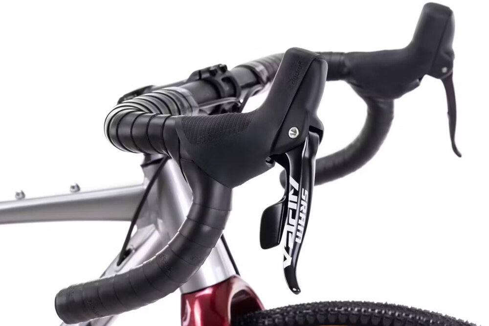 Rower gravel ROMET Boreas 2 U18 28 cali Jasnografitowo-bordowy 2024 kierownica na białym tle widoczna z boku aluminiowa kierownica ROMET Gravel Flare o szerokości 440 / 420 mm stabilne i przewidywalne prowadzenie z aluminium dokładne przenoszenie ruchów rąk na przednie koło kontrola toru jazdy