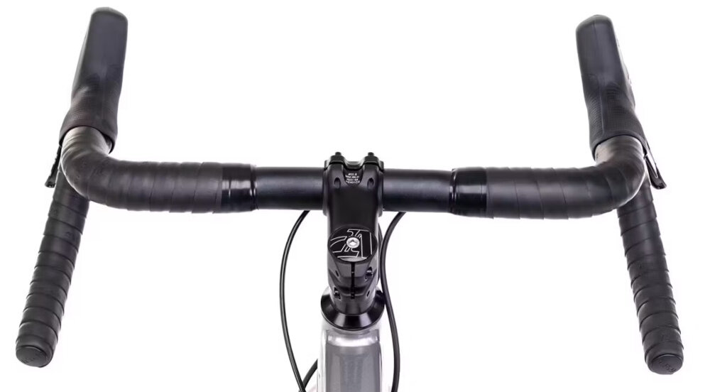 Rower gravel ROMET Boreas 2 U18 28 cali Jasnografitowo-bordowy 2024 kierownica na białym tle widoczna z od tyłu stery precyzyjne prowadzenie wysoka trwałość antypoślizgowe uchwyty dwa rodzaje uchwytów