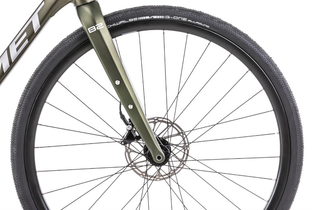 Rower gravel ROMET Boreas 2 U23 28 cali Zielono-grafitowy 2023 zbliżenie na koło rozmiar koła 28 cali szybkie rozpędzenie się bardzo cienkie i gładkie opony marki SCHWALBE aluminiowe obręcze stabilne trzymanie opony sprzęt do wyczynowego kolarstwa szybkiego regularne sprawdzanie ciśnienia powietrza wartość na bocznej części opony