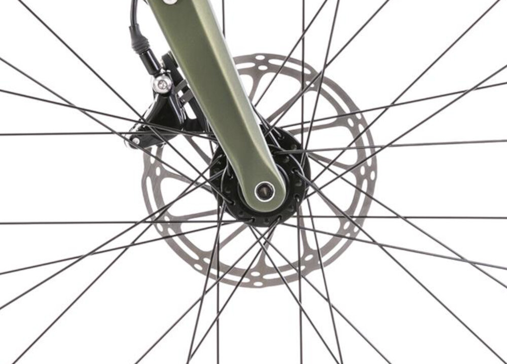 Rower gravel ROMET Boreas 2 U23 28 cali Zielono-grafitowy 2023 zbliżenie na hamulec podstawa bezpieczeństwa hamulce tarczowe hydrauliczne bardzo duża siła hamowania sprawdzają się w każdych warunkach pogodowych i na każdej trasie płyn hamulcowy hamulce z przodu i z tyłu podwójny pakiet bezpieczeństwa