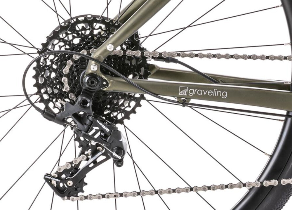 Rower gravel ROMET Boreas 2 U23 28 cali Zielono-grafitowy 2023 zbliżenie na tylną przerzutkę 11 przełożeń przerzutki marki SRAM typu Apex duża wytrzymałość sprawne działanie zmiana biegów jest płynna i bezproblemowa