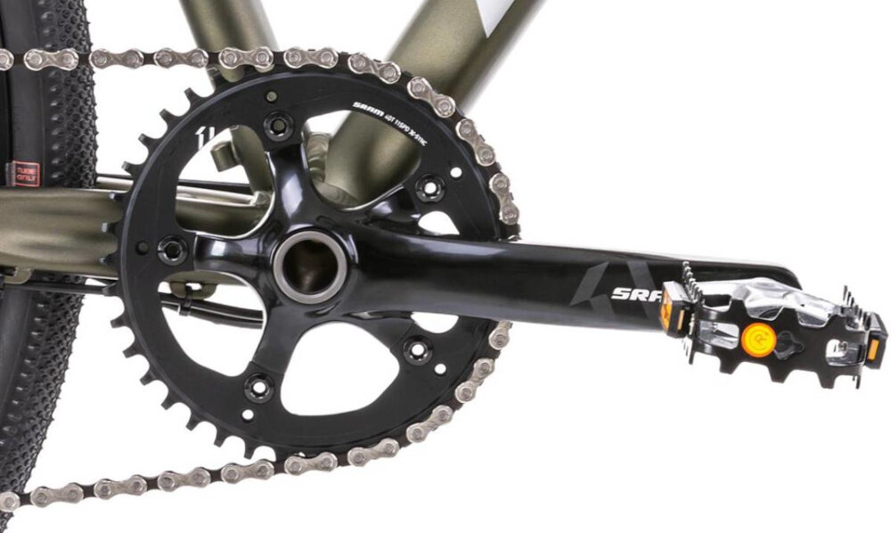 Rower gravel ROMET Boreas 2 U23 28 cali Zielono-grafitowy 2023 zbliżenie na korbę i kasetę lekka i wydajna konstrukcja korby SRAM typu FC-S350. 40T. 175 mm kaseta SRAM typu PG1130 11-42. 11s rower jest solidny i wytrzyma obciążenie wytrzyma bardzo duży nacisk na pedały